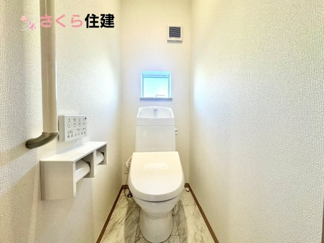 Heartful-Town 　東武江曽島駅2期　1棟のトイレ|トイレは各階完備。夜、トイレに起きても、2階の寝室から1階のトイレに降りる必要はありません。