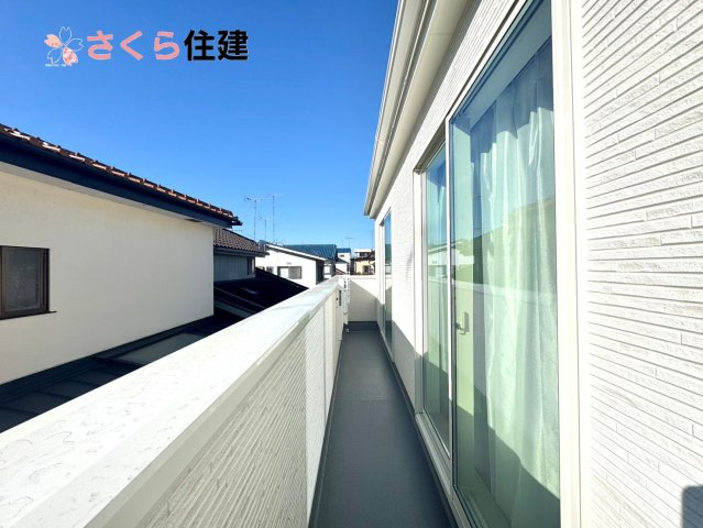 Heartful-Town 　東武江曽島駅2期　1棟のバルコニー|ワイドバルコニー♪家族全員分の布団もゆったり並べられるます♪
