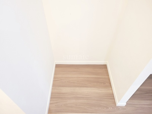 フルハウス赤羽のキッチン|キッチン後方に冷蔵庫置き場があります☆