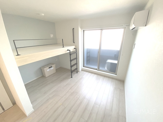 KEIAI RESIDENCE 東大宮の居間・リビング|明るい洋室