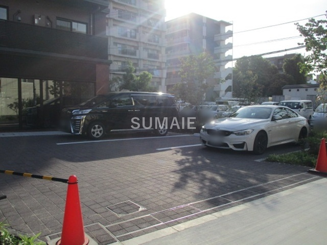 ロイジェント志村坂上の駐車場