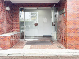 【エントランス】 | お客様を、そして住人を出迎えてくれるマンションのエントランス。ゴミが落ちていないことからも、管理状態の良さや住民の節度の高さが見て取れます。～即日のご見学可能～　お問合せはお気軽にどうぞ。