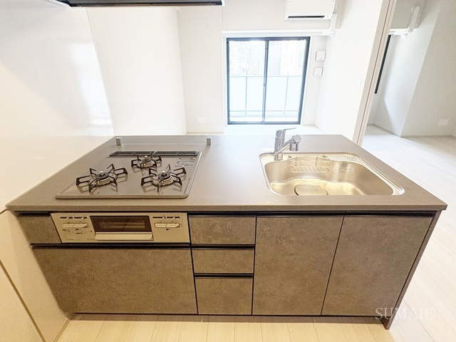 Alivis十条のキッチン|3口コンログリル付きキッチンです☆