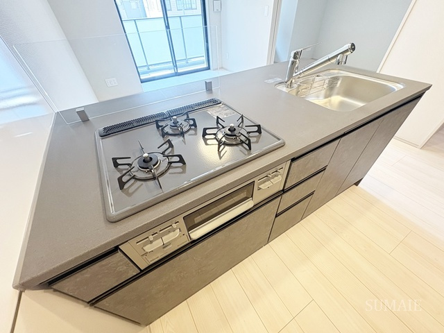 Alivis十条のキッチン|3口コンログリル付きキッチンです☆