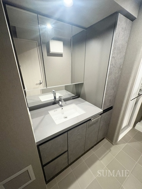 Alivis十条の洗面所|3面鏡の独立洗面台です☆