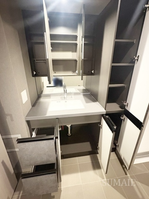 Alivis十条の洗面所|収納たっぷりな洗面台です☆