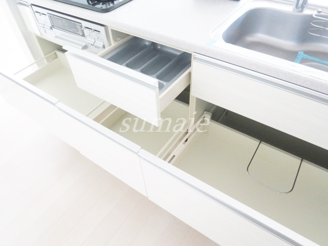 レジェンダリーコート赤羽のキッチン|使いやすい引き出し式の収納です☆