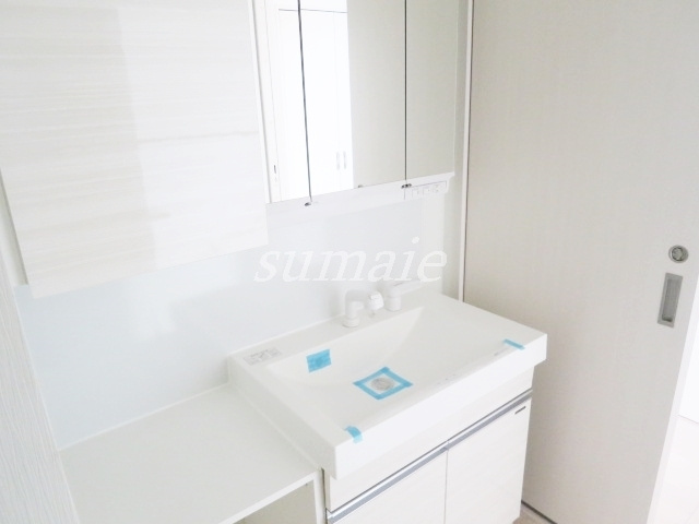 レジェンダリーコート赤羽の洗面所|女性に嬉しい鏡付きの独立洗面台です☆