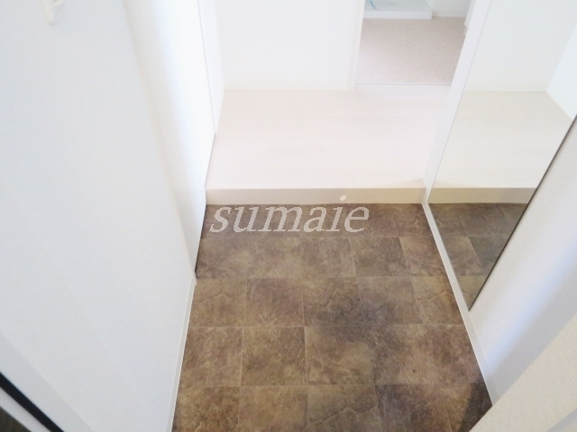 レジェンダリーコート赤羽の玄関|姿見付きの玄関です☆