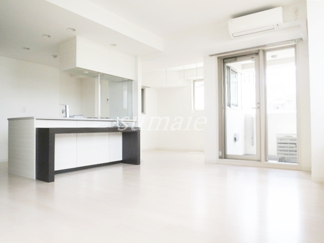 レジェンダリーコート赤羽の居間・リビング|洋室側からのアングルです☆