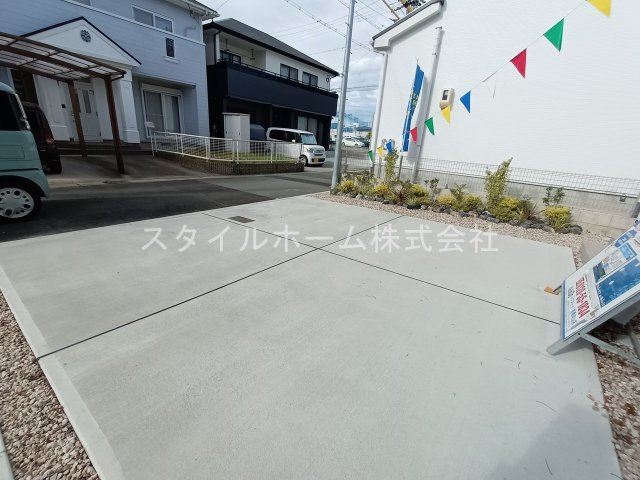 リナージュ下地町2号棟の駐車場