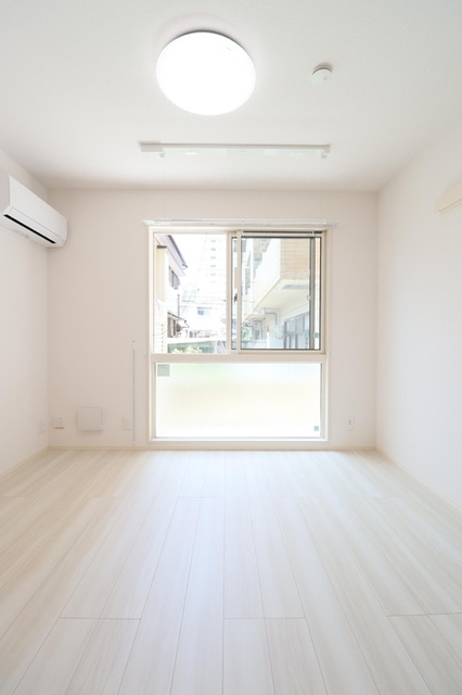 ホワイトヴィラの居間・リビング|人気のフローリングです。