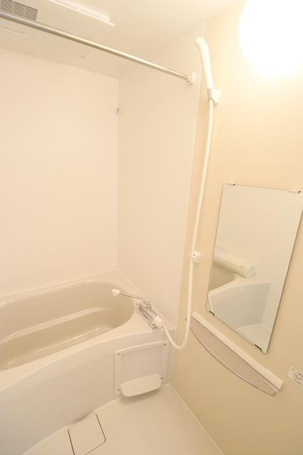 ホワイトヴィラの浴室|清潔感のあるバスルーム。