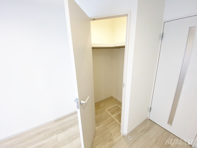 リブリ・さいたま新都心Ⅱの収納|照明付きのウォークインクローゼット！