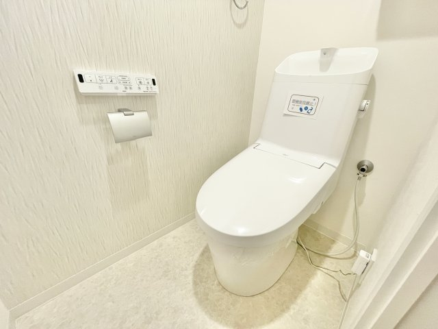 寝屋川コーポラスのトイレ|ゆったりとした空間のトイレです
