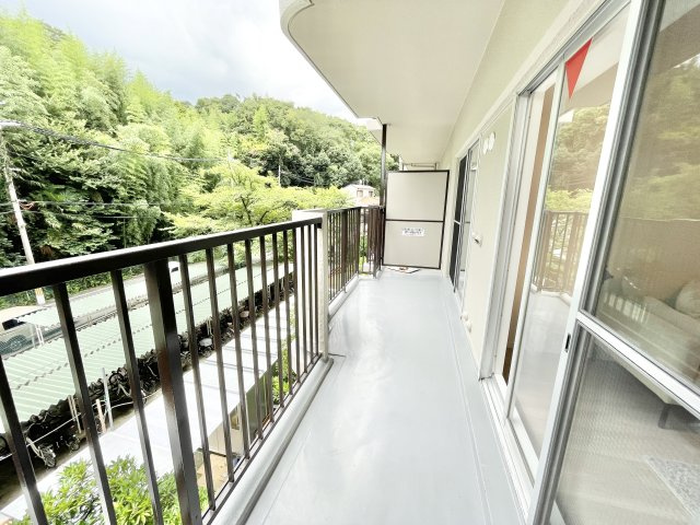 寝屋川コーポラスのバルコニー|お洗濯にも便利なバルコニー付き