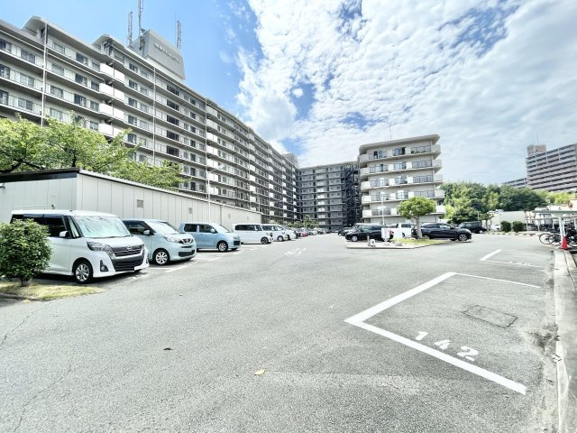 寝屋川コーポラスの駐車場|駐車場があるので、車を買う予定の方も安心です