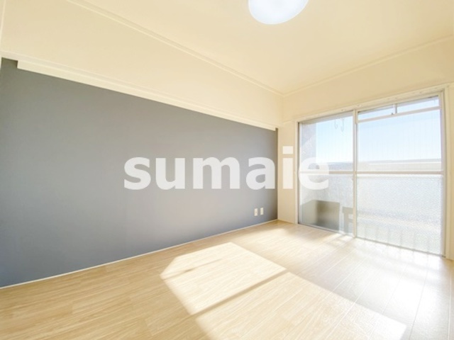 渋谷コート２号棟の洋室|爽やかな色味のアクセントクロス☆