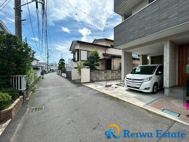 中古戸建　茅ヶ崎市円蔵2丁目の前面道路含む現地写真