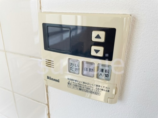 加藤マンションの設備|キッチンの給湯パネル。