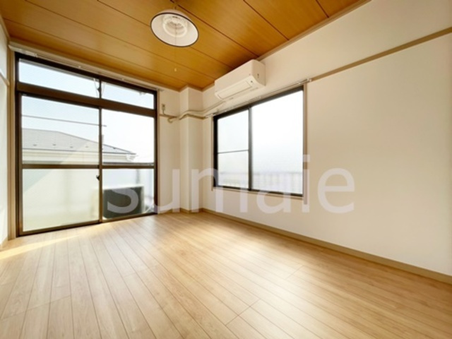 加藤マンションの居間・リビング|2面採光のお部屋です！