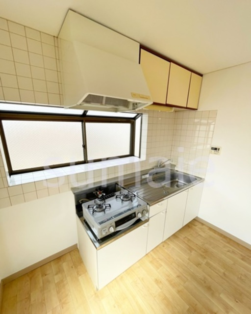 加藤マンションのキッチン|窓のある明るいキッチンです☆