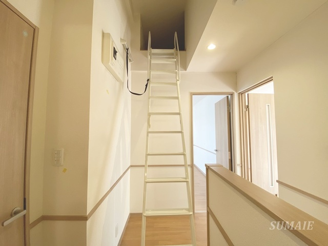 マイシティ上小町IIの居間・リビング|屋根裏への梯子☆