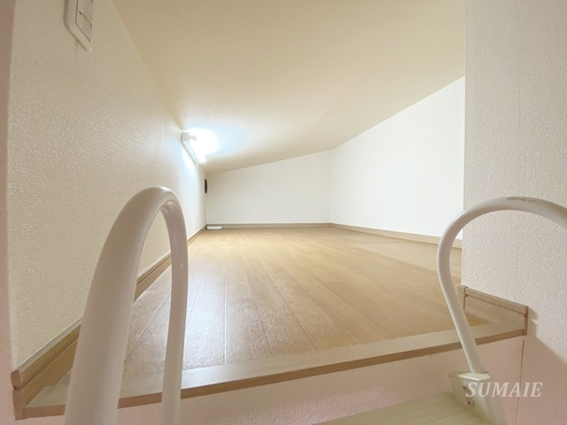 マイシティ上小町IIの居間・リビング|屋根裏収納☆