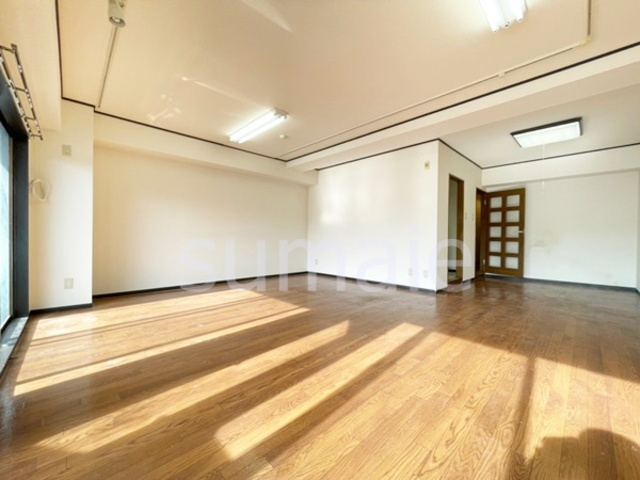 マサルマンションの居間・リビング|明るいリビングです。