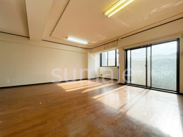 マサルマンションの居間・リビング|明るいリビングです。