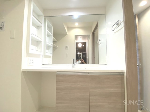 Noble Villa土呂町の設備|大きな鏡洗面化粧台