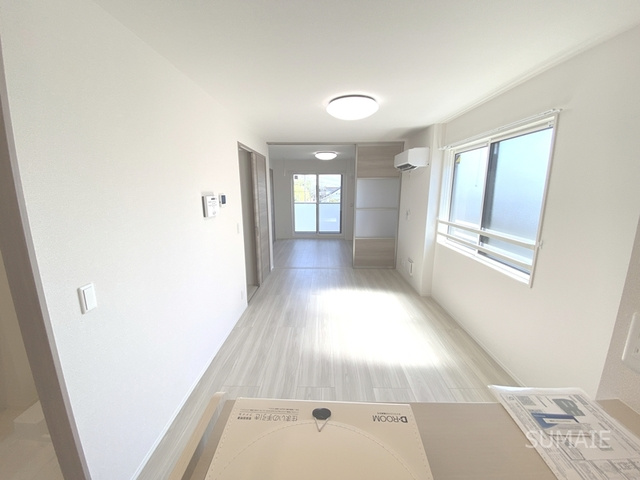 Noble Villa土呂町の居間・リビング|キチンカウンターより