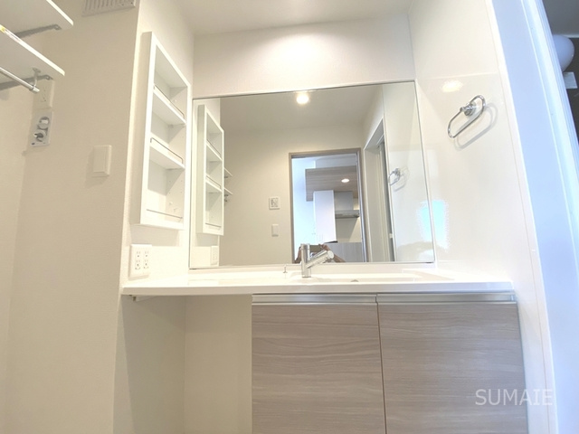 Noble Villa土呂町の設備|大きな鏡洗面化粧台