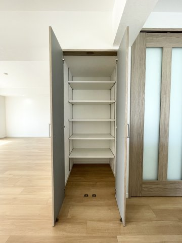 境谷西第1住宅28棟の収納|リビング　クローゼット