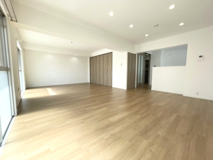 境谷西第1住宅28棟の居間・リビング|23.5帖