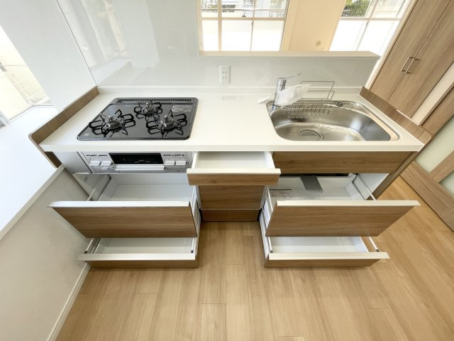 境谷西第1住宅28棟の居間・リビング|23.5帖