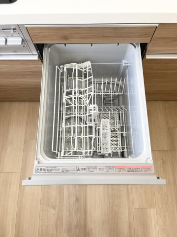 境谷西第1住宅28棟の独立洗面台|玄関から直結
ご帰宅からスムーズな導線です