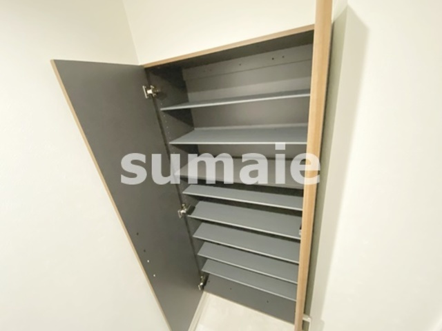 エマーレ与野本町の玄関|シューズボックス完備！