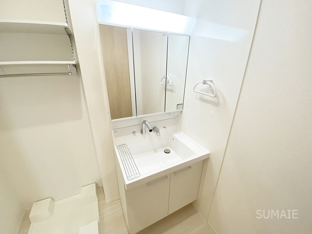 エスポワール宮原の洗面所|使いやすい三面鏡タイプの独立洗面台！