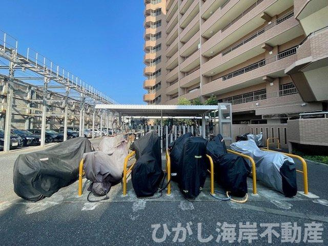 ナイスステージ湘南鵠沼の駐車場|敷地内バイク置場