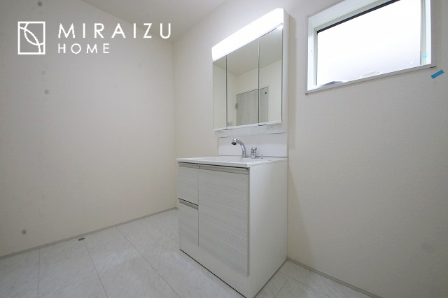 【前面道路含む現地写真】 | プライバシー性と開放感を高める住環境。陽当たりの良い開かれたロケーションを活かし、心地よい暮らしをプランニング