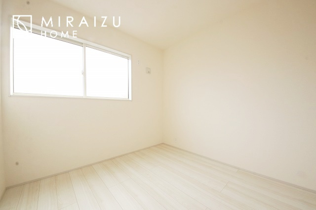 【その他】 | 来客時にカラー画像で確認が出来るので安心。夜間でもLEDライトでくっきりと映ります。また画像のみの対応も出来る為、こちら側の声は聞こえず様子を見てからインターホン対応も可能で安心ですね。
