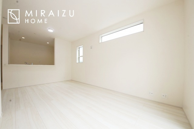 【前面道路含む現地写真】 | 陽当たりが心地の良いリビング空間です。日中はカーテンを開けて自然な光を取り込みリラックスして過ごしたいですね、照明器具もセンスの良いものを使いたいですね。