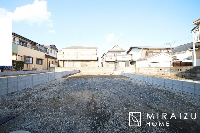 【外観】 | 陽当たりが心地の良いリビング空間です。日中はカーテンを開けて自然な光を取り込みリラックスして過ごしたいですね、照明器具もセンスの良いものを使いたいですね。