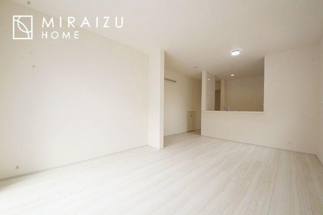 【前面道路含む現地写真】 | 贅沢な暮らしにぴったり設備が魅力♪家事導線の良い水回りで毎日綺麗家事もラクラク♪早朝、夜間問わず現地見学＆周辺環境ご案内致します♪