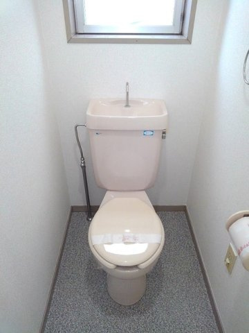 エルディム落合南Ｂのトイレ|落ち着いた色調のトイレです