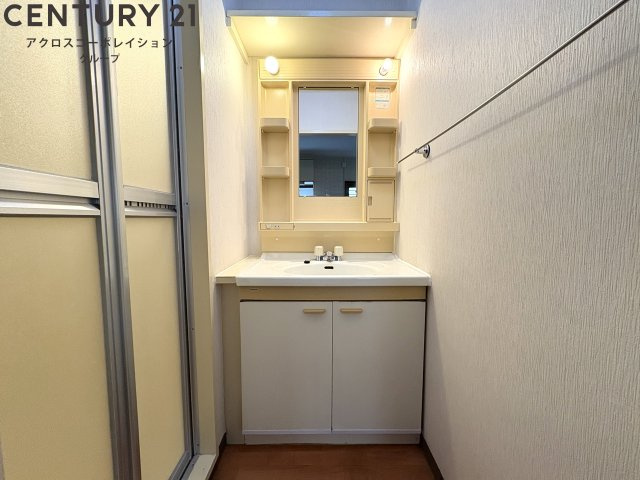 明るい独立洗面台です