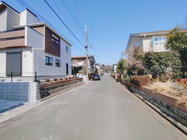 【前面道路含む現地写真】 | 所沢市下富　新築戸建　全1棟 | 前面道路　幅員6.0m