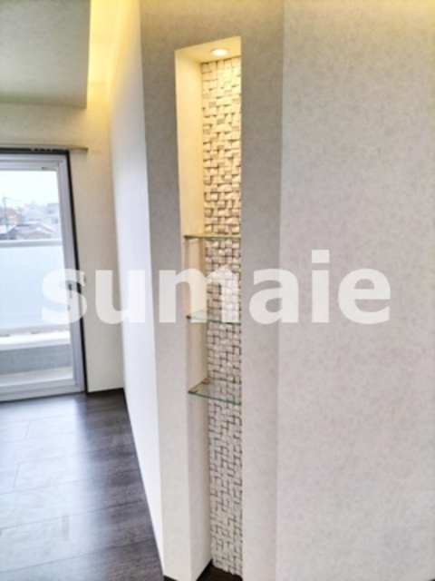 エトワール大成町の収納|リビングには照明付きの飾り棚☆