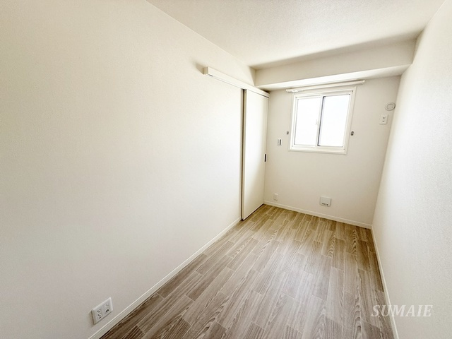 KAMULA 南棟の洋室|2階の4.2帖の洋室